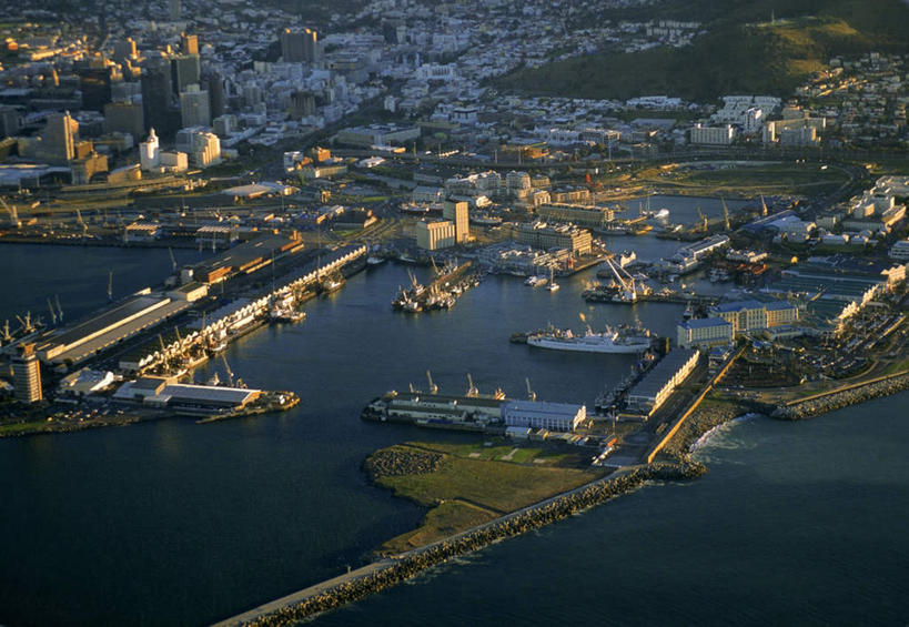 无人,家,码头,横图,俯视,航拍,室外,白天,度假,海浪,海洋,美景,植物,城市风光,城市,港口,轮船,船,非洲,南非,许多,停靠,阴影,光线,影子,房屋,屋子,景观,浪花,首都,娱乐,楼房,住宅,树,树木,排列,绿色,阳光,自然,海水,交通工具,享受,休闲,景色,放松,生长,成长,鸟瞰,停泊,载具,海景,游艇码头,开普敦,省会,阿非利加洲,摆列,立法首都,南非共和国,西开普省,大海,风浪,海,海水的波动,近岸浪,涌浪,彩图,高角度拍摄,房子,摆渡口,埠头,渡口,渡头,港湾,海港,口岸,布列,分列