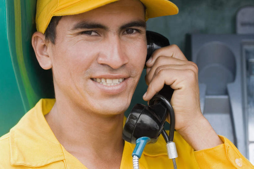 西方人,脸,头,脸颊,手,一个人,站,笑,打电话,微笑,露齿笑,横图,室外,特写,白天,正面,电话,帽子,欧洲,欧洲人,仅一个男性,仅一个人,仅一个中年男性,握,阴影,服装,光线,影子,注视,休闲装,通讯设备,运动帽,电话亭,肩膀,衣服,黄色,阳光,话筒,观察,看,站着,休闲,手部,休闲服,电话线,鸭舌帽,便捷,服务,握着,服饰,观看,公用电话,单手,察看,公共设施,固定电话,关注,一顶,交流,男人,男性,中年男性,白种人,头部,脸部,脸蛋,面部,电话机,沟通,通话,站立,半身,彩图