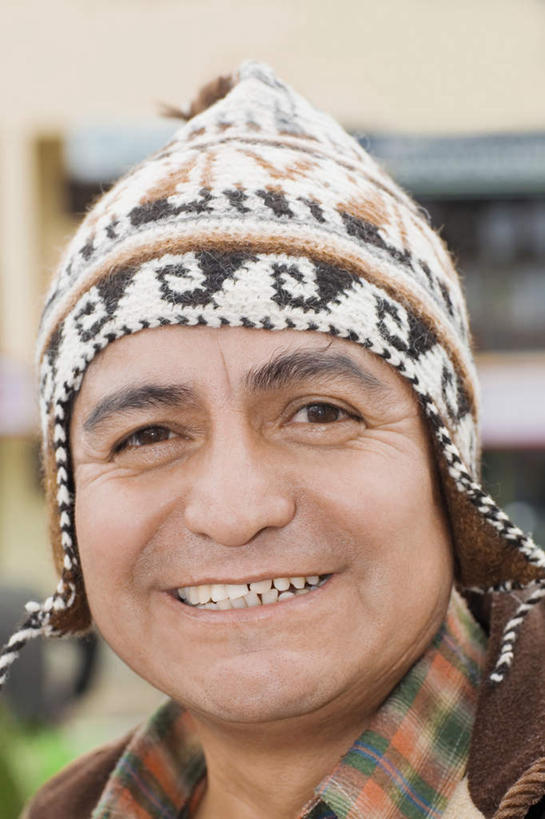 西方人,脸,头,脸颊,一个人,站,笑,微笑,露齿笑,竖图,室外,特写,白天,正面,帽子,欧洲,欧洲人,仅一个男性,仅一个人,仅一个中年男性,阴影,服装,朦胧,模糊,光线,影子,注视,休闲装,肩膀,衣服,阳光,观察,看,站着,休闲,休闲服,服饰,观看,察看,关注,一顶,棉帽,男人,男性,中年男性,白种人,头部,脸部,脸蛋,面部,站立,半身,彩图