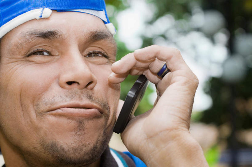 西方人,脸,头,脸颊,手,胡须,一个人,站,笑,打电话,微笑,露齿笑,横图,室外,特写,白天,正面,植物,电话,手机,欧洲,欧洲人,仅一个男性,仅一个人,仅一个中年男性,握,阴影,服装,朦胧,模糊,光线,影子,注视,休闲装,通讯设备,肩膀,树,树木,衣服,绿色,阳光,自然,观察,看,站着,休闲,手部,休闲服,握着,服饰,生长,成长,观看,单手,察看,关注,一部,交流,男人,男性,中年男性,白种人,头部,胡子,络腮胡,脸部,脸蛋,面部,沟通,通话,站立,半身,彩图