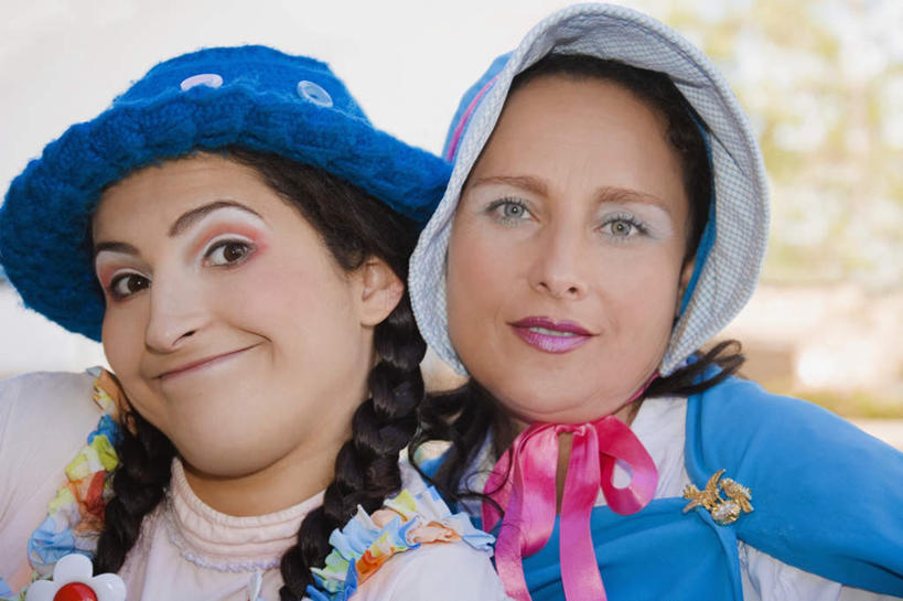 西方人,脸,头,脸颊,两个人,伙伴,朋友,笑,微笑,露齿笑,横图,室外,特写,白天,正面,化妆,美容,友谊,植物,帽子,欧洲,欧洲人,护肤,阴影,服装,朦胧,模糊,光线,影子,注视,休闲装,肩膀,树,树木,衣服,绿色,阳光,自然,遮阳帽,观察,看,保养,享受,休闲,休闲服,放松,保健,服饰,生长,成长,观看,抿嘴,察看,关注,养颜,友情,年轻女性,女人,女性,中年女性,白种人,头部,脸部,脸蛋,面部,半身,彩图