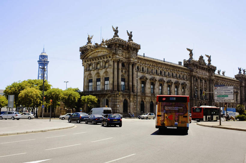 无人,横图,室外,白天,仰视,度假,美景,植物,城市风光,城市,道路,路,公路,公共汽车,雕塑,西班牙,欧洲,巴塞罗那,阴影,艺术,装饰,光线,雕刻,雕像,影子,景观,分界线,巴士,停车线,公交车,交通,娱乐,车,树,树木,蓝色,绿色,蓝天,天空,阳光,自然,工艺品,交通工具,轿车,天,享受,休闲,景色,放松,生长,晴朗,成长,纪念,车行道,车行道分界线,美术,南欧,载具,主题,标线,陈列,车行线,万里无云,首府,加泰罗尼亚,西班牙王国,功能,美学,晴空,晴空万里,马路,彩图,低角度拍摄