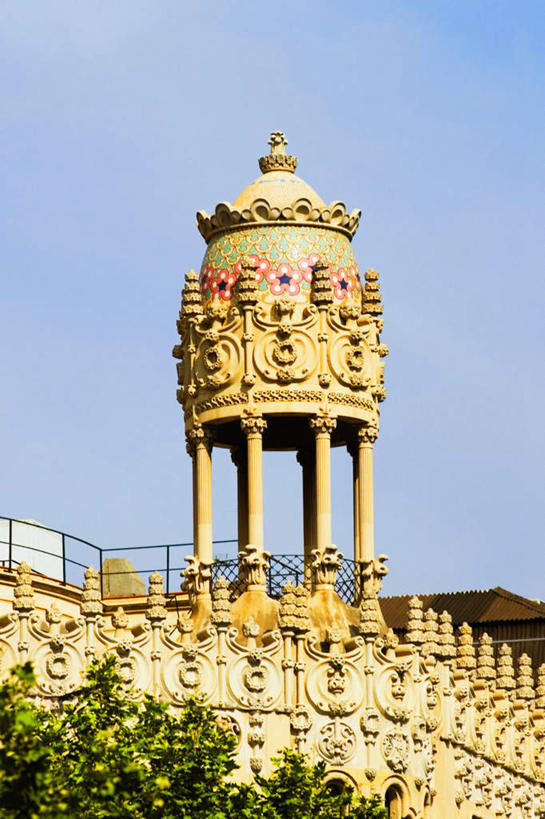 无人,栏杆,竖图,室外,白天,仰视,旅游,度假,植物,标志建筑,地标,建筑,西班牙,欧洲,巴塞罗那,阴影,环绕,围绕,光线,影子,柱子,云,云朵,围栏,云彩,环抱,娱乐,建设,护栏,树,树木,蓝色,绿色,白云,蓝天,天空,阳光,自然,天,享受,休闲,旅游胜地,放松,生长,晴朗,成长,南欧,首府,加泰罗尼亚,西班牙王国,萦绕,晴空,彩图,低角度拍摄