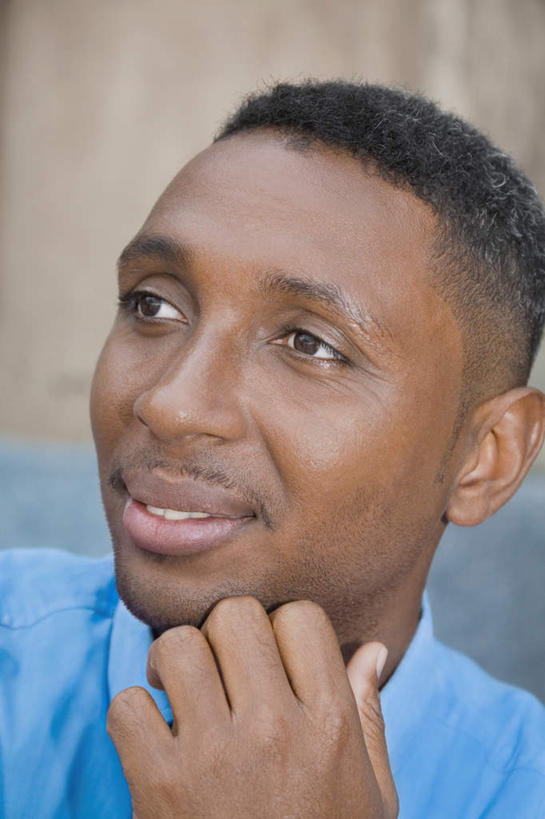 西方人,脸,头,脸颊,手,一个人,竖图,室外,特写,白天,正面,欧洲,欧洲人,仅一个男性,仅一个人,撑,阴影,服装,朦胧,模糊,光线,影子,墙,托腮,注视,休闲装,肩膀,墙壁,墙面,仅一个年轻男性,衣服,蓝色,阳光,观察,看,托,休闲,手部,休闲服,服饰,观看,单手,察看,关注,托下巴,男人,男性,年轻男性,白种人,头部,脸部,脸蛋,面部,半身,彩图