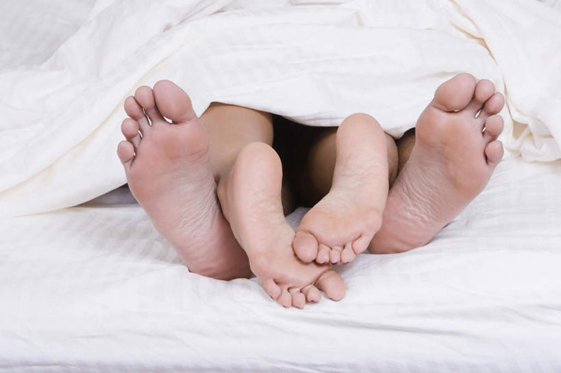 西方人,腿部,脚,脚趾,脚趾甲,腿,两个人,横图,室内,特写,白天,正面,爱情,床,卧室,欧洲,欧洲人,阴影,反射,影子,双人床,床单,浪漫,光脚,被子,温暖,温馨,赤脚,恩爱,恋人,和睦,被单,男人,男性,年轻男性,年轻女性,女人,女性,白种人,脚指甲,情侣,半身,彩图,睡房,卧房,伴侣,融洽