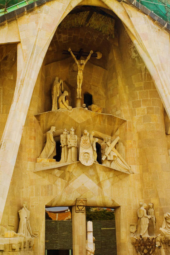 无人,教堂,竖图,室外,白天,仰视,旅游,度假,名胜古迹,标志建筑,地标,建筑,雕塑,西班牙,欧洲,巴塞罗那,阴影,节日,遗迹,艺术,装饰,光线,雕刻,雕像,影子,墙,古迹,文化,文物,娱乐,建设,古建筑,圣家族大教堂,墙壁,墙面,阳光,工艺品,祈祷,享受,休闲,健康,旅游胜地,放松,许愿,宗教,信仰,纪念,祈求,美术,南欧,主题,陈列,信念,古文明,圣家堂,西班牙王国,功能,美学,巴塞罗那市,神圣家族教堂,圣家赎罪堂,平安,彩图,低角度拍摄,全身,大教堂,礼拜堂