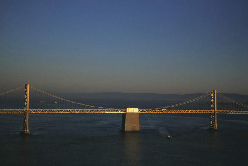 无人,横图,室外,白天,正面,旅游,度假,海浪,海洋,美景,标志建筑,城市,大桥,地标,建筑,立交桥,桥梁,汽车,美国,阴影,光线,影子,景观,浪花,水平线,高架,斜拉桥,桥,辽阔,海平线,娱乐,建设,车,蓝色,蓝天,天空,阳光,自然,海水,交通工具,轿车,天,享受,休闲,广阔,旅游胜地,景色,放松,晴朗,一望无际,北美,北美洲,加利福尼亚,自然风光,载具,美洲,海景,旧金山,加州,加利福尼亚州,万里无云,圣弗朗西斯科,三藩市,金州,黄金州,海湾大桥,北亚美利加洲,亚美利加洲,无边无际,一马平川,大海,风浪,海,海水的波动,近岸浪,涌浪,晴空,晴空万里,彩图,水天相接,水天一线,旧金山.奥克兰海湾大桥