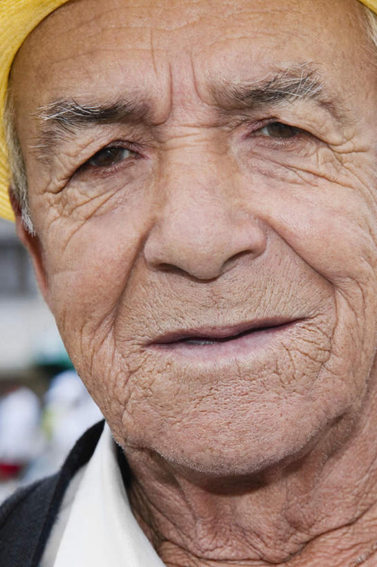 西方人,脸,头,脸颊,一个人,竖图,室外,特写,白天,正面,欧洲,欧洲人,仅一个男性,仅一个人,阴影,朦胧,模糊,光线,影子,注视,肩膀,阳光,观察,看,仅一个老年男性,观看,察看,关注,老年男性,男人,男性,白种人,头部,脸部,脸蛋,面部,半身,彩图