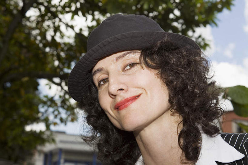 西方人,脸,头,脸颊,头发,一个人,家,站,笑,微笑,横图,室外,特写,白天,仰视,植物,帽子,欧洲,欧洲人,仅一个女性,仅一个人,阴影,服装,朦胧,模糊,光线,影子,房屋,屋子,云,云朵,云彩,注视,休闲装,礼帽,楼房,肩膀,住宅,树,树木,衣服,蓝色,绿色,黑色,白云,蓝天,天空,阳光,自然,天,观察,看,站着,仅一个中年女性,休闲,休闲服,服饰,生长,晴朗,成长,观看,察看,关注,一顶,女人,女性,中年女性,白种人,头部,长发,卷发,脸部,脸蛋,面部,晴空,站立,半身,彩图,低角度拍摄,房子