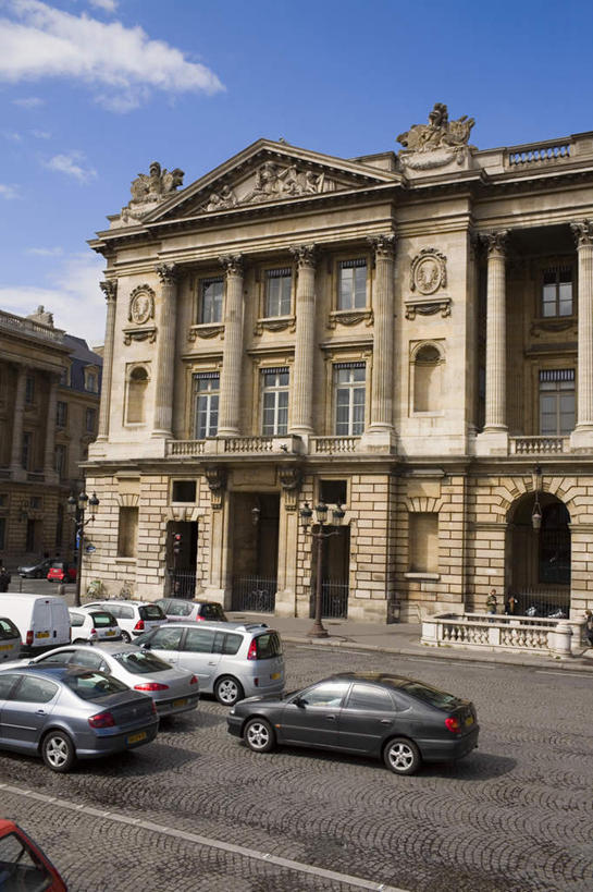 西方人,两个人,伙伴,朋友,站,坐,竖图,室外,白天,正面,度假,友谊,安全,美景,窗户,楼梯,城市风光,城市,道路,路,公路,汽车,欧洲,欧洲人,一排,许多,阴影,服装,整齐,光线,影子,阶梯,景观,云,云朵,红绿灯,分界线,停车线,信号灯,交通,云彩,注视,休闲装,娱乐,玻璃窗,台阶,车,排列,衣服,蓝色,白云,蓝天,天空,阳光,交通工具,轿车,天,观察,看,站着,享受,休闲,休闲服,景色,放松,警示,服饰,晴朗,观看,车行道,车行道分界线,察看,队列,关注,提示,载具,标线,流通,车行线,交通信号灯,行人信号灯,友情,男人,男性,年轻男性,白种人,晴空,马路,站立,坐着,彩图,全身