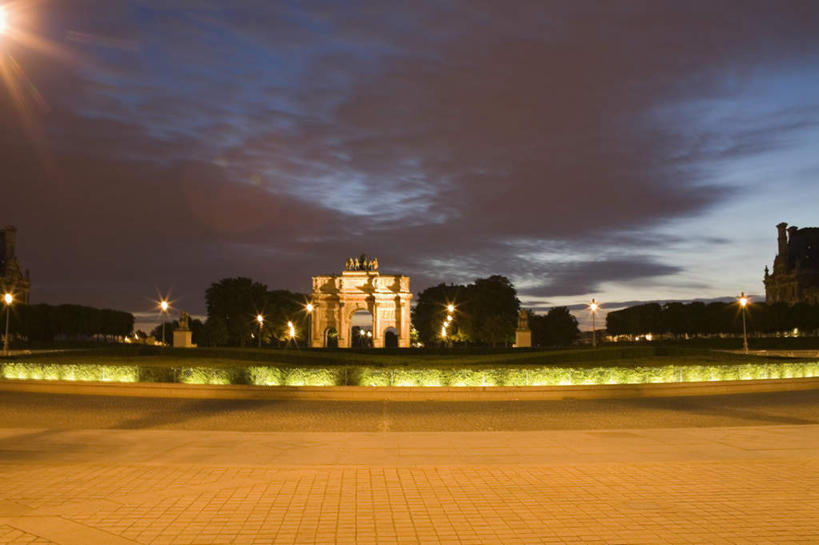 无人,栏杆,横图,室外,白天,仰视,旅游,度假,日落,植物,标志建筑,地标,建筑,路灯,照明,法国,巴黎,欧洲,阴影,光线,影子,堡垒,城堡,晚霞,霞光,落日,围栏,灯光,首都,娱乐,建设,护栏,灯,树,树木,绿色,自然,黄昏,享受,休闲,旅游胜地,彩霞,放松,生长,成长,照亮,照明设备,要塞,法兰西共和国,法兰西第五共和国,夕照,设防,夕阳,彩图,低角度拍摄,斜阳