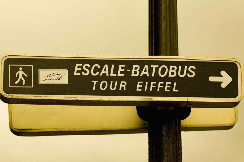 无人,横图,室外,特写,白天,正面,一排,许多,阴影,黄色背景,整齐,光线,英文,标志,文字,影子,字符,字母,墙,方向,标识,箭头,墙壁,墙面,排列,阳光,英文字母,指向,队列,簇,彩图