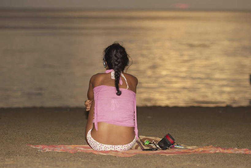 西方人,一个人,坐,横图,室外,白天,旅游,度假,海浪,海洋,美景,日落,沙滩,吊带,欧洲,美国,欧洲人,仅一个年轻女性,仅一个女性,仅一个人,阴影,服装,朦胧,模糊,光线,纺织物,沙子,影子,海岸,景观,浪花,晚霞,霞光,落日,沙地,首都,吊带衫,娱乐,背面,衣服,阳光,自然,海水,黄昏,毛巾,清洁,享受,休闲,景色,彩霞,放松,服饰,抱膝,保暖,北美,北美洲,衣着,穿着,自然风光,美洲,海景,透气,华盛顿特区,防水,首府,华盛顿哥伦比亚特区,华府,北亚美利加洲,亚美利加洲,哥伦比亚特区,衣饰,夕照,储水,耐磨,吸水,年轻女性,女人,女性,白种人,大海,风浪,海,海水的波动,海滩,近岸浪,涌浪,夕阳,坐着,彩图,全身,海滩巾,斜阳