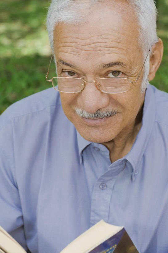 西方人,脸,头,脸颊,手,一个人,坐,笑,微笑,竖图,室外,特写,白天,正面,草地,草坪,植物,书籍,欧洲,欧洲人,双手,仅一个男性,仅一个人,一本,一副,握,阴影,服装,朦胧,模糊,光线,眼镜,影子,注视,休闲装,肩膀,草,衣服,绿色,阳光,观察,看,仅一个老年男性,休闲,手部,休闲服,握着,服饰,观看,老花镜,察看,关注,远视眼镜,老年男性,男人,男性,白种人,头部,脸部,脸蛋,面部,书,图书,抬头,仰头,坐着,半身,彩图