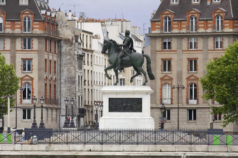 西方人,一个人,无人,家,横图,室外,白天,正面,度假,美景,植物,窗户,城市风光,城市,马,野生动物,雕塑,法国,巴黎,欧洲,欧洲人,仅一个男性,仅一个人,仅一个中年男性,骑马,握,阴影,艺术,装饰,光线,雕刻,雕像,影子,房屋,屋子,景观,公寓,首都,注视,娱乐,洋房,楼房,一匹,玻璃窗,住宅,树,树木,骑,蓝色,绿色,蓝天,天空,阳光,自然,动物,工艺品,天,观察,看,享受,休闲,景色,放松,握着,运输,牲畜,生长,晴朗,成长,观看,纪念,美术,察看,关注,主题,陈列,万里无云,法兰西共和国,功能,美学,法兰西第五共和国,男人,男性,中年男性,白种人,晴空,晴空万里,彩图,全身,房子