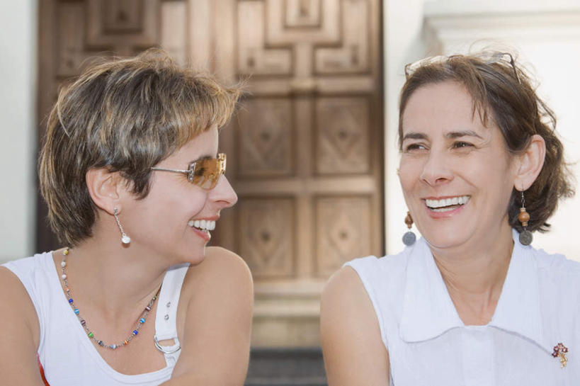 西方人,脸,头,脸颊,两个人,伙伴,朋友,坐,笑,微笑,露齿笑,横图,室外,特写,白天,正面,友谊,项链,欧洲,欧洲人,阴影,服装,朦胧,模糊,光线,墨镜,眼镜,影子,墙,注视,休闲装,肩膀,墙壁,墙面,装饰品,衣服,白色,阳光,耳环,饰品,首饰,太阳镜,太阳眼镜,观察,看,休闲,休闲服,遮阳镜,服饰,观看,察看,关注,耳饰,友情,女人,女性,中年女性,白种人,头部,脸部,脸蛋,面部,坐着,半身,彩图