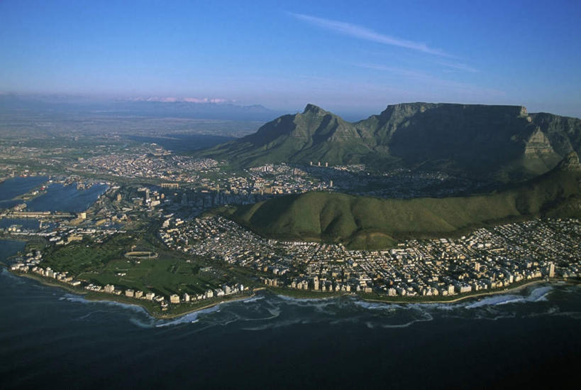 无人,家,横图,俯视,航拍,室外,白天,度假,海浪,海洋,美景,山,山脉,植物,城市风光,城市,非洲,南非,许多,阴影,光线,影子,房屋,屋子,景观,浪花,山峰,云,云朵,山峦,首都,云彩,娱乐,楼房,住宅,树,树木,排列,蓝色,绿色,白云,蓝天,天空,阳光,自然,海水,群山,天,享受,休闲,景色,放松,生长,晴朗,成长,鸟瞰,海景,开普敦,省会,阿非利加洲,摆列,立法首都,南非共和国,西开普省,大海,风浪,海,海水的波动,近岸浪,涌浪,晴空,彩图,高角度拍摄,房子,布列,分列