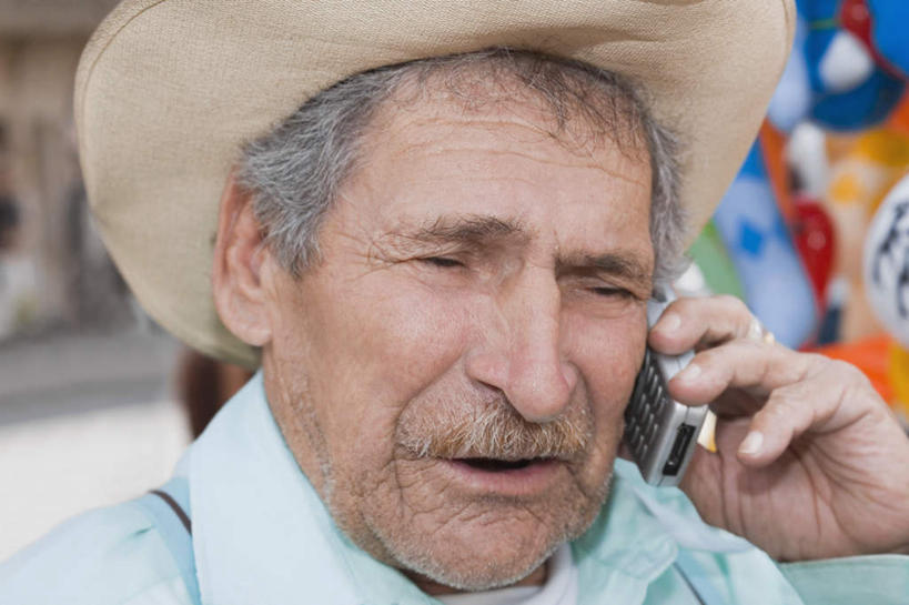 西方人,脸,头,脸颊,手,一个人,站,说,打电话,横图,室外,特写,白天,正面,讨论,电话,帽子,手机,欧洲,欧洲人,仅一个男性,仅一个人,握,阴影,服装,朦胧,模糊,光线,影子,注视,休闲装,通讯设备,肩膀,衣服,阳光,遮阳帽,观察,看,站着,仅一个老年男性,休闲,手部,休闲服,握着,服饰,观看,单手,察看,关注,一部,一顶,交流,老年男性,男人,男性,白种人,头部,脸部,脸蛋,面部,沟通,讲话,交谈,商讨,说话,谈话,通话,站立,半身,彩图