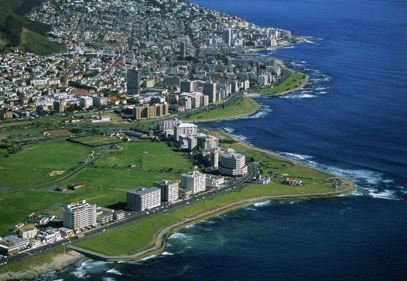 无人,家,横图,俯视,航拍,室外,白天,旅游,度假,草地,草坪,海浪,海洋,美景,植物,城市风光,城市,道路,建筑,路,公路,汽车,非洲,南非,阴影,光线,影子,房屋,屋子,景观,浪花,公寓,建筑群,交通,首都,娱乐,建设,洋房,楼房,住宅,车,草,树,树木,绿色,阳光,自然,海水,交通工具,轿车,享受,休闲,景色,放松,生长,成长,鸟瞰,载具,海景,开普敦,省会,阿非利加洲,立法首都,南非共和国,西开普省,大海,风浪,海,海水的波动,近岸浪,涌浪,马路,彩图,高角度拍摄,房子