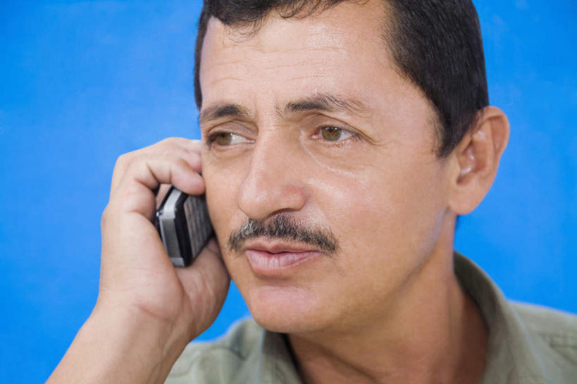 西方人,脸,头,脸颊,手,一个人,站,打电话,横图,室内,特写,白天,正面,电话,手机,欧洲,欧洲人,仅一个男性,仅一个人,仅一个中年男性,握,阴影,蓝色背景,服装,反射,影子,注视,休闲装,通讯设备,肩膀,衣服,观察,看,站着,休闲,手部,休闲服,握着,摄影,服饰,影棚,观看,单手,察看,关注,一部,交流,男人,男性,中年男性,白种人,头部,脸部,脸蛋,面部,沟通,通话,站立,半身,彩图,影棚拍摄,拍摄