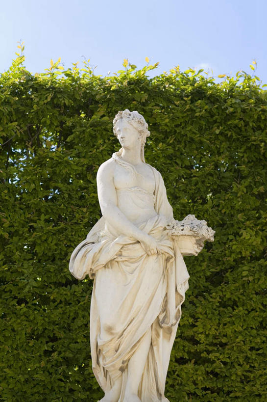 西方人,一个人,无人,站,竖图,室外,白天,正面,旅游,度假,植物,标志建筑,地标,建筑,雕塑,法国,巴黎,欧洲,欧洲人,仅一个年轻女性,仅一个女性,仅一个人,阴影,环保,艺术,装饰,光线,雕刻,雕像,影子,防护,首都,注视,娱乐,建设,树,树木,蓝色,绿色,白色,蓝天,天空,阳光,自然,工艺品,天,观察,看,站着,享受,休闲,旅游胜地,放松,生长,晴朗,成长,观看,纪念,美术,察看,关注,美好,美妙,主题,间隔,陈列,万里无云,法兰西共和国,功能,美学,美观,雅观,法兰西第五共和国,绿篱,生篱,树篱,植篱,年轻女性,女人,女性,白种人,晴空,晴空万里,站立,半身,彩图