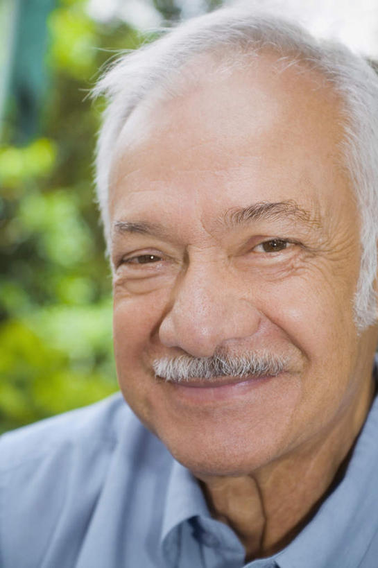 西方人,脸,头,脸颊,头发,一个人,笑,微笑,竖图,室外,特写,白天,正面,植物,欧洲,欧洲人,仅一个男性,仅一个人,阴影,服装,朦胧,模糊,光线,影子,注视,休闲装,肩膀,树,树木,衣服,绿色,白色,阳光,自然,观察,看,仅一个老年男性,休闲,休闲服,服饰,生长,成长,观看,察看,关注,老年男性,男人,男性,白种人,头部,直发,脸部,脸蛋,面部,半身,彩图,短发