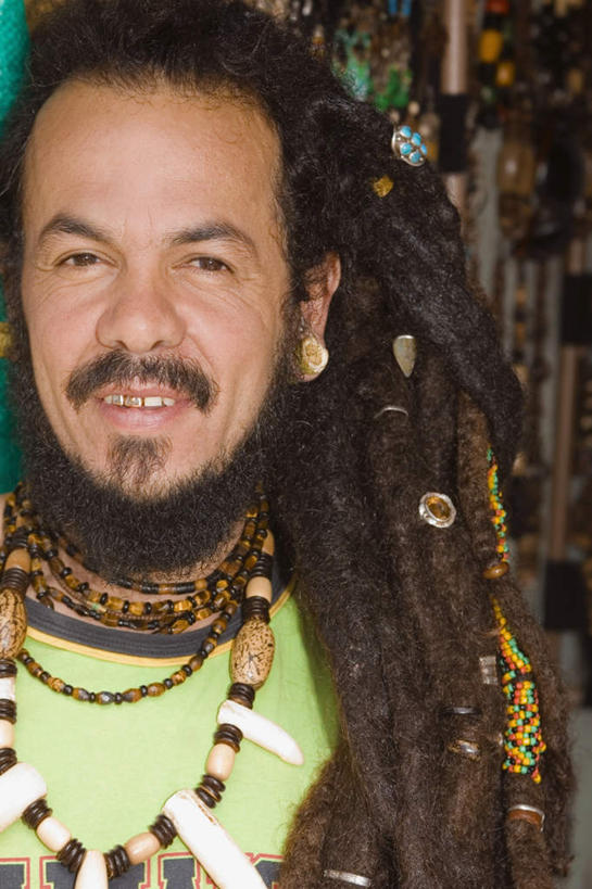 西方人,脸,头,脸颊,胡须,头发,一个人,站,竖图,室外,特写,白天,正面,项链,欧洲,欧洲人,仅一个男性,仅一个人,仅一个中年男性,服装,墙,棕色,注视,休闲装,肩膀,墙壁,墙面,装饰品,衣服,耳环,饰品,首饰,观察,看,站着,休闲,休闲服,服饰,观看,麻花辫,察看,关注,男人,男性,中年男性,白种人,头部,长发,胡子,卷发,络腮胡,脸部,脸蛋,面部,站立,半身,彩图