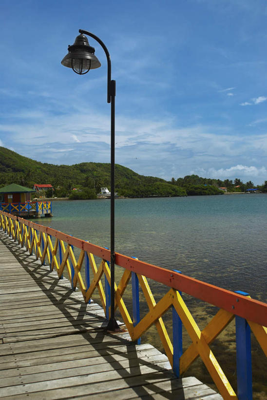 无人,栏杆,竖图,室外,白天,正面,度假,海浪,海洋,美景,山,山脉,植物,城市风光,城市,路灯,照明,阴影,光线,木板,影子,景观,浪花,山峰,云,云朵,围栏,桥,灯光,木桥,山峦,云彩,娱乐,护栏,栈桥,灯,树,树木,蓝色,绿色,白云,蓝天,天空,阳光,自然,海水,群山,天,享受,休闲,景色,南美,放松,生长,晴朗,成长,人行桥,木板桥,照亮,南美洲,西印度群岛,照明设备,拉丁美洲,美洲,海景,亚美利加洲,南亚美利加洲,新普罗维登斯岛,新普洛维顿斯岛,大海,风浪,海,海水的波动,近岸浪,涌浪,晴空,彩图,巴哈马群岛