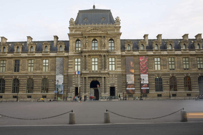 西方人,家,栏杆,站,走,横图,室外,白天,仰视,度假,美景,窗户,城市风光,城市,道路,路,公路,旗帜,国旗,法国,巴黎,欧洲,欧洲人,一排,许多,行人,游客,游人,阴影,服装,整齐,光线,影子,房屋,屋顶,屋子,景观,围栏,交通,首都,许多人,顶棚,注视,休闲装,娱乐,护栏,楼房,路人,旅客,玻璃窗,住宅,排列,衣服,蓝色,蓝天,天空,阳光,天,观察,看,站着,一群人,享受,休闲,休闲服,景色,放松,服饰,晴朗,观看,察看,队列,关注,法国国旗,万里无云,法兰西共和国,法兰西第五共和国,过客,男人,男性,女人,女性,中年男性,中年女性,白种人,旗,晴空,晴空万里,马路,步行,散步,站立,走路,彩图,低角度拍摄,全身,房子,三色旗