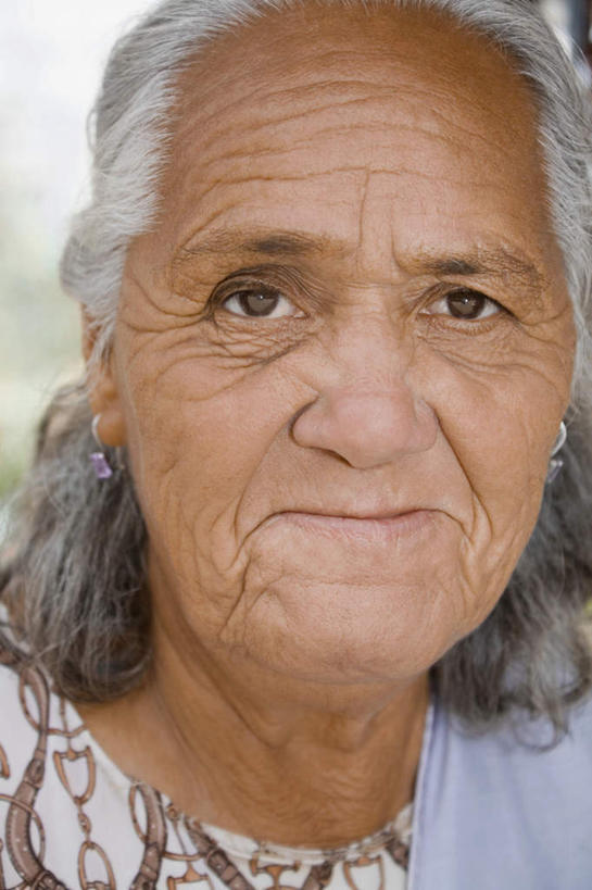 西方人,脸,头,脸颊,头发,一个人,竖图,室外,特写,白天,正面,欧洲,欧洲人,仅一个女性,仅一个人,阴影,服装,朦胧,模糊,光线,影子,注视,休闲装,肩膀,装饰品,衣服,白色,灰色,阳光,耳环,饰品,首饰,观察,看,休闲,休闲服,服饰,仅一个老年女性,观看,察看,关注,耳饰,老年女性,女人,女性,白种人,头部,长发,卷发,脸部,脸蛋,面部,半身,彩图