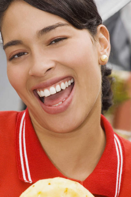 西方人,脸,头,脸颊,一个人,笑,微笑,露齿笑,竖图,室外,特写,白天,正面,植物,欧洲,欧洲人,仅一个年轻女性,仅一个女性,仅一个人,阴影,服装,朦胧,模糊,光线,盆栽,影子,盆景,注视,休闲装,肩膀,衣服,红色,绿色,阳光,自然,观察,看,休闲,休闲服,服饰,生长,成长,观看,察看,关注,年轻女性,女人,女性,白种人,头部,脸部,脸蛋,面部,半身,彩图