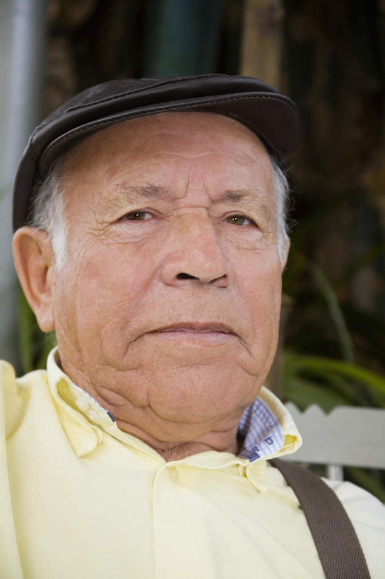 西方人,脸,头,脸颊,一个人,坐,竖图,室外,特写,白天,正面,帽子,欧洲,欧洲人,仅一个男性,仅一个人,阴影,服装,朦胧,模糊,光线,影子,注视,休闲装,肩膀,衣服,阳光,观察,看,仅一个老年男性,休闲,休闲服,服饰,观看,察看,关注,贝雷帽,一顶,老年男性,男人,男性,白种人,头部,脸部,脸蛋,面部,坐着,半身,彩图