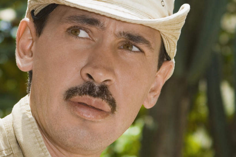 西方人,脸,头,脸颊,胡须,一个人,横图,室外,特写,白天,正面,植物,帽子,欧洲,欧洲人,仅一个男性,仅一个人,仅一个中年男性,阴影,朦胧,模糊,光线,影子,扭头,注视,肩膀,树,树木,绿色,阳光,自然,遮阳帽,观察,看,转头,生长,成长,观看,察看,关注,一顶,男人,男性,中年男性,白种人,头部,胡子,小胡子,脸部,脸蛋,面部,半身,彩图