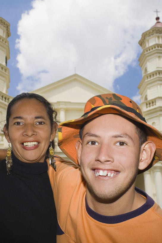 西方人,两个人,高楼大厦,站,笑,微笑,露齿笑,竖图,室外,白天,正面,爱情,大厦,建筑,摩天大楼,欧洲,欧洲人,阴影,服装,朦胧,模糊,光线,伞,影子,雨伞,遮阳伞,云,云朵,浪漫,云彩,注视,休闲装,阳伞,装饰品,衣服,蓝色,白云,蓝天,天空,阳光,耳环,饰品,首饰,天,观察,看,站着,休闲,温暖,温馨,休闲服,恩爱,搭,恋人,服饰,晴朗,观看,和睦,察看,太阳伞,搭着,关注,耳饰,男人,男性,年轻男性,年轻女性,女人,女性,白种人,情侣,晴空,站立,半身,彩图,大楼,高层建筑,高楼,摩天楼,伴侣,融洽