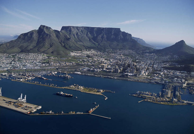 无人,家,高楼大厦,横图,俯视,航拍,室外,白天,度假,草地,草坪,海浪,海洋,美景,山,山脉,植物,城市风光,城市,大厦,建筑,轮船,摩天大楼,船,非洲,南非,许多,阴影,光线,影子,房屋,屋子,景观,浪花,山峰,云,云朵,公寓,建筑群,山峦,首都,云彩,娱乐,建设,洋房,楼房,住宅,草,树,树木,排列,蓝色,绿色,白云,蓝天,天空,阳光,自然,海水,交通工具,群山,天,享受,休闲,景色,放松,生长,晴朗,成长,鸟瞰,载具,海景,开普敦,桌山,省会,阿非利加洲,摆列,立法首都,南非共和国,西开普省,大海,风浪,海,海水的波动,近岸浪,涌浪,晴空,彩图,高角度拍摄,房子,大楼,高层建筑,高楼,摩天楼,布列,分列