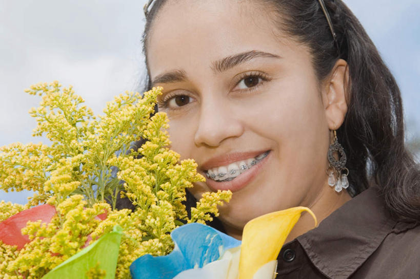 西方人,脸,头,脸颊,头发,一个人,笑,微笑,露齿笑,横图,室外,特写,白天,正面,欧洲,欧洲人,仅一个年轻女性,仅一个女性,仅一个人,一副,阴影,服装,朦胧,模糊,盛开,光线,墨镜,眼镜,影子,棕色,花蕾,注视,休闲装,肩膀,花,花瓣,花朵,鲜花,衣服,阳光,模型,太阳镜,太阳眼镜,花苞,花蕊,观察,看,休闲,休闲服,遮阳镜,服饰,模具,观看,察看,关注,矫正,牙科,牙套,牙箍,校正,校准,牙饰,年轻女性,女人,女性,白种人,头部,长发,卷发,脸部,脸蛋,面部,半身,彩图