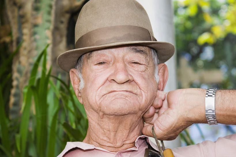 西方人,脸,头,脸颊,手,一个人,横图,室外,特写,白天,正面,帽子,叶子,欧洲,欧洲人,仅一个男性,仅一个人,撑,阴影,服装,朦胧,模糊,时间,光线,时钟,手表,影子,绿叶,树桩,计时,托腮,注视,休闲装,肩膀,树,树干,一个,衣服,阳光,遮阳帽,钟表,观察,看,托,仅一个老年男性,休闲,手部,休闲服,嫩叶,木桩,表,服饰,单个,观看,单手,腕表,察看,关注,托下巴,一顶,老年男性,男人,男性,白种人,头部,脸部,脸蛋,面部,叶,叶片,钟,半身,彩图