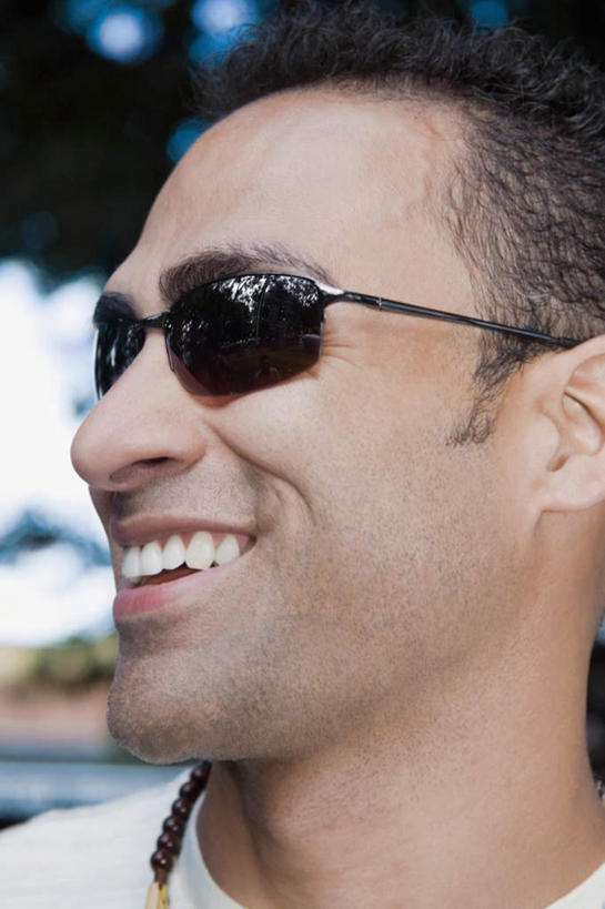 西方人,脸,头,脸颊,一个人,笑,微笑,露齿笑,竖图,室外,特写,白天,正面,植物,欧洲,欧洲人,仅一个男性,仅一个人,仅一个中年男性,一副,阴影,服装,朦胧,模糊,光线,墨镜,眼镜,影子,扭头,注视,休闲装,肩膀,树,树木,衣服,绿色,阳光,自然,太阳镜,太阳眼镜,观察,看,转头,休闲,休闲服,遮阳镜,服饰,生长,成长,观看,察看,关注,男人,男性,中年男性,白种人,头部,脸部,脸蛋,面部,半身,彩图