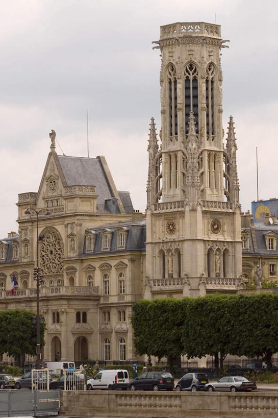 西方人,三个人,站,竖图,室外,白天,正面,度假,美景,植物,城市风光,城市,道路,路,路灯,公路,汽车,旗帜,国旗,照明,法国,巴黎,欧洲,欧洲人,行人,游客,游人,阴影,服装,环保,光线,影子,景观,云,云朵,灯光,防护,交通,首都,云彩,注视,休闲装,娱乐,路人,旅客,车,灯,树,树木,衣服,蓝色,绿色,白云,蓝天,天空,阳光,自然,交通工具,轿车,天,观察,看,站着,享受,休闲,休闲服,景色,放松,服饰,生长,晴朗,成长,观看,照亮,察看,照明设备,关注,美好,美妙,载具,间隔,法国国旗,法兰西共和国,美观,雅观,法兰西第五共和国,过客,绿篱,生篱,树篱,植篱,男人,男性,中年男性,白种人,旗,晴空,马路,站立,彩图,全身,三色旗