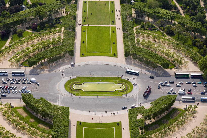 西方人,高楼大厦,站,走,横图,俯视,航拍,室外,白天,度假,草地,草坪,美景,植物,城市风光,城市,大厦,道路,建筑,路,摩天大楼,公路,公共汽车,法国,巴黎,欧洲,欧洲人,许多,行人,游客,游人,阴影,服装,光线,影子,景观,巴士,公交车,交通,首都,许多人,注视,休闲装,娱乐,路人,旅客,车,草,树,树木,衣服,绿色,阳光,自然,交通工具,轿车,观察,看,站着,一群人,享受,休闲,休闲服,景色,放松,服饰,生长,成长,观看,察看,鸟瞰,关注,载具,法兰西共和国,法兰西第五共和国,过客,男人,男性,女人,女性,中年男性,中年女性,白种人,马路,步行,散步,站立,走路,半身,彩图,高角度拍摄,大楼,高层建筑,高楼,摩天楼