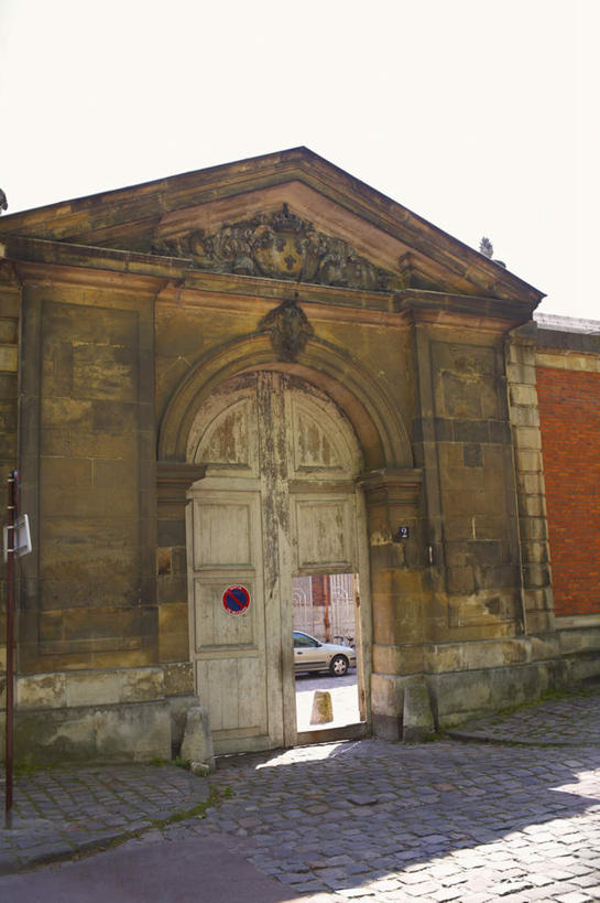 无人,竖图,室外,白天,正面,旅游,度假,门,标志建筑,道路,地标,建筑,路,公路,雕塑,法国,巴黎,欧洲,阴影,艺术,装饰,光线,雕刻,雕像,影子,墙,交通,首都,娱乐,建设,墙壁,墙面,蓝色,蓝天,天空,阳光,工艺品,门框,天,享受,休闲,旅游胜地,放松,晴朗,纪念,美术,主题,陈列,万里无云,法兰西共和国,功能,美学,法兰西第五共和国,晴空,晴空万里,马路,彩图