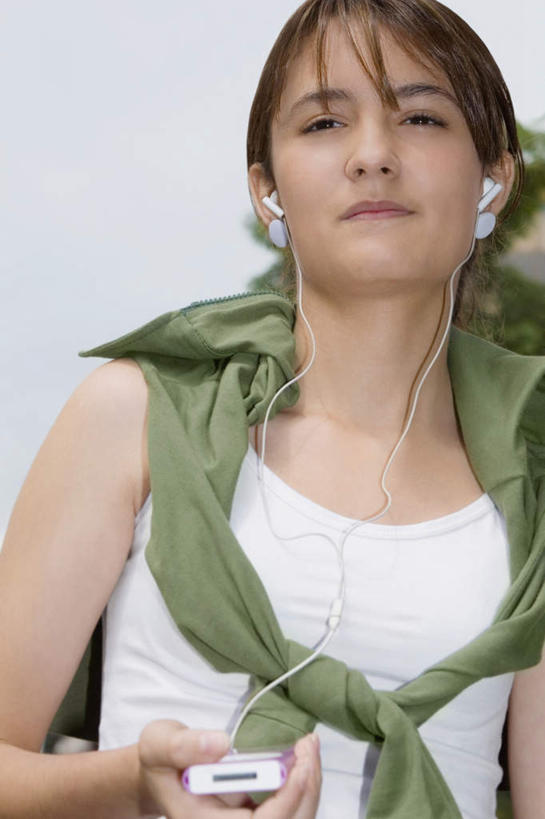 西方人,一个人,站,竖图,室外,白天,正面,陶醉,快乐,满意,幸福,欧洲,欧洲人,仅一个年轻女性,仅一个女性,仅一个人,握,服装,音响,音乐,音乐播放器,注视,休闲装,娱乐,一个,衣服,耳机,披肩,随身听,观察,看,站着,享受,休闲,休闲服,放松,握着,服饰,单个,观看,察看,舒适,享乐,关注,MP3播放器,年轻女性,女人,女性,白种人,站立,半身,彩图,播放器,沉醉