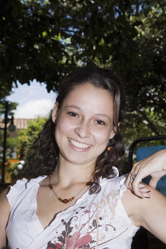 西方人,脸,头,脸颊,头发,一个人,站,笑,微笑,露齿笑,竖图,室外,特写,白天,正面,爱情,植物,项链,欧洲,欧洲人,仅一个年轻女性,仅一个女性,仅一个人,一条,阴影,服装,光线,影子,云,云朵,棕色,浪漫,云彩,注视,休闲装,肩膀,装饰品,树,树木,衣服,蓝色,绿色,白云,蓝天,天空,阳光,自然,戒指,饰品,首饰,天,观察,看,站着,休闲,休闲服,恩爱,服饰,生长,晴朗,成长,观看,信物,察看,权利,关注,手饰,年轻女性,女人,女性,白种人,头部,长发,脸部,脸蛋,面部,晴空,站立,半身,彩图