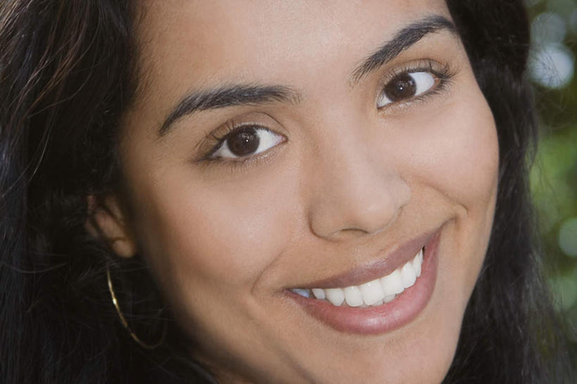 西方人,脸,头,脸颊,头发,一个人,笑,微笑,露齿笑,横图,室外,特写,白天,正面,植物,欧洲,欧洲人,仅一个年轻女性,仅一个女性,仅一个人,阴影,朦胧,模糊,光线,影子,棕色,注视,肩膀,装饰品,树,树木,绿色,阳光,自然,耳环,饰品,首饰,观察,看,生长,成长,观看,察看,关注,耳饰,年轻女性,女人,女性,白种人,头部,长发,直发,脸部,脸蛋,面部,半身,彩图