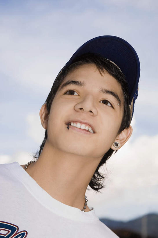 西方人,脸,头,脸颊,一个人,站,笑,微笑,露齿笑,竖图,室外,特写,白天,仰视,帽子,欧洲,欧洲人,仅一个男性,仅一个人,阴影,服装,朦胧,模糊,光线,影子,云,云朵,云彩,注视,休闲装,运动帽,肩膀,仅一个年轻男性,衣服,蓝色,白云,蓝天,天空,阳光,天,观察,看,站着,休闲,休闲服,鸭舌帽,服饰,晴朗,观看,察看,关注,一顶,男人,男性,年轻男性,白种人,头部,脸部,脸蛋,面部,晴空,抬头,仰头,站立,半身,彩图,低角度拍摄