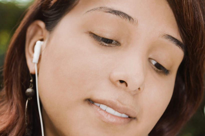 西方人,脸,头,脸颊,头发,一个人,笑,微笑,露齿笑,横图,室外,特写,白天,正面,快乐,满意,幸福,植物,欧洲,欧洲人,仅一个年轻女性,仅一个女性,仅一个人,阴影,朦胧,模糊,光线,影子,音响,音乐,注视,娱乐,肩膀,装饰品,树,树木,一个,红色,绿色,阳光,自然,耳环,耳机,饰品,首饰,低头,观察,看,享受,休闲,放松,生长,单个,成长,观看,察看,舒适,享乐,关注,耳饰,年轻女性,女人,女性,白种人,头部,长发,直发,脸部,脸蛋,面部,半身,彩图