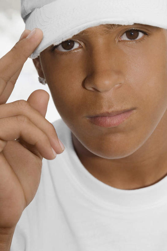 西方人,脸,头,脸颊,手,一个人,竖图,室外,特写,白天,正面,帽子,欧洲,欧洲人,仅一个男性,仅一个人,握,阴影,朦胧,模糊,光线,影子,注视,运动帽,肩膀,仅一个年轻男性,白色,阳光,观察,看,手部,鸭舌帽,握着,观看,单手,察看,关注,一顶,男人,男性,年轻男性,白种人,头部,脸部,脸蛋,面部,半身,彩图