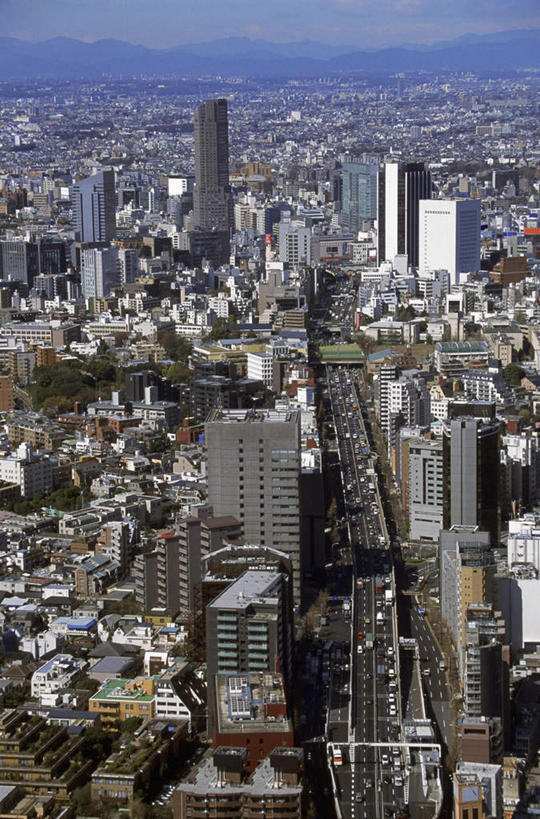 无人,家,高楼大厦,竖图,俯视,航拍,室外,白天,度假,美景,山,山脉,植物,城市风光,城市,大厦,道路,建筑,路,路灯,摩天大楼,公路,汽车,照明,东京,日本,亚洲,许多,阴影,光线,影子,房屋,屋子,景观,山峰,建筑群,灯光,交通,山峦,娱乐,建设,楼房,住宅,车,灯,树,树木,排列,绿色,阳光,自然,交通工具,轿车,群山,享受,休闲,景色,放松,生长,成长,照亮,照明设备,鸟瞰,载具,东亚,本州,关东地方,本州岛,日本国,东京都,摆列,马路,彩图,高角度拍摄,房子,大楼,高层建筑,高楼,摩天楼,布列,分列