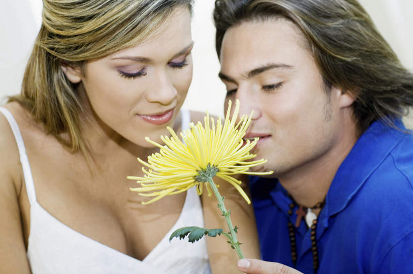 西方人,脸,头,脸颊,两个人,闭眼,横图,室内,特写,白天,白色背景,正面,爱情,吊带,欧洲,欧洲人,握,阴影,服装,盛开,反射,影子,浪漫,花蕾,注视,吊带衫,闻,肩膀,花,花瓣,花朵,鲜花,一朵,衣服,黄色,蓝色,白色,花苞,花蕊,低头,观察,看,温暖,温馨,菊花,恩爱,握着,恋人,摄影,服饰,影棚,观看,吉祥,和睦,察看,嗅,衣着,穿着,关注,高洁,长寿,怀恋,清净,真情,寿客,秋菊,衣饰,男人,男性,年轻男性,年轻女性,女人,女性,白种人,头部,脸部,脸蛋,面部,情侣,闭眼睛,闭着眼,闭着眼睛,半身,彩图,影棚拍摄,拍摄,伴侣,融洽