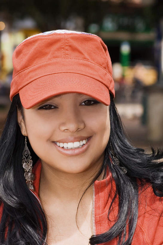 西方人,脸,头,脸颊,头发,一个人,笑,微笑,露齿笑,竖图,室外,特写,白天,正面,帽子,欧洲,欧洲人,仅一个女性,仅一个人,阴影,服装,朦胧,模糊,光线,影子,墙,注视,休闲装,运动帽,肩膀,墙壁,墙面,装饰品,一个,衣服,黑色,阳光,耳环,饰品,首饰,观察,看,仅一个中年女性,休闲,休闲服,橙色,鸭舌帽,服饰,单个,观看,察看,关注,耳饰,女人,女性,中年女性,白种人,头部,长发,卷发,脸部,脸蛋,面部,半身,彩图